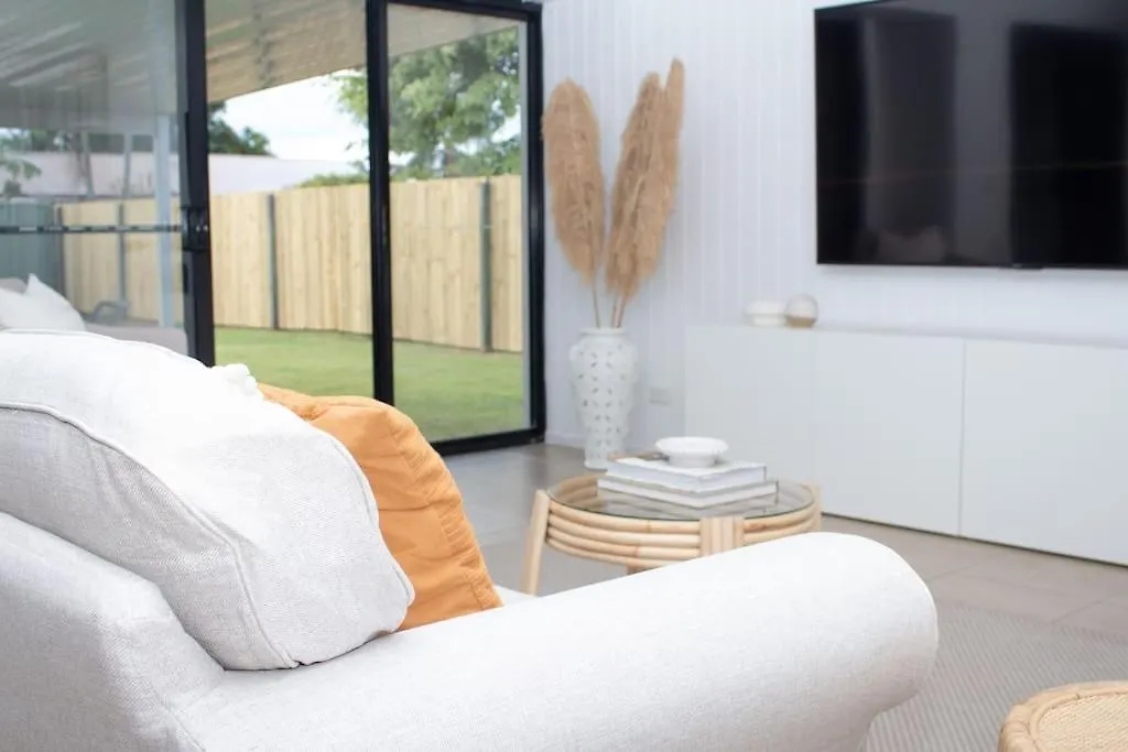 Prázdninový dům Palm Coastal Retreat - Family & Pet Friendly, 5-Mins To Beach! Kawana Waters Austrálie