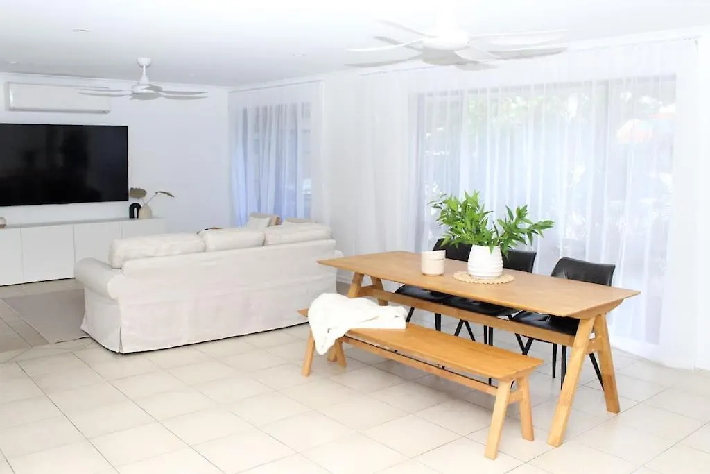 Palm Coastal Retreat - Family & Pet Friendly, 5-Mins To Beach! Kawana Waters