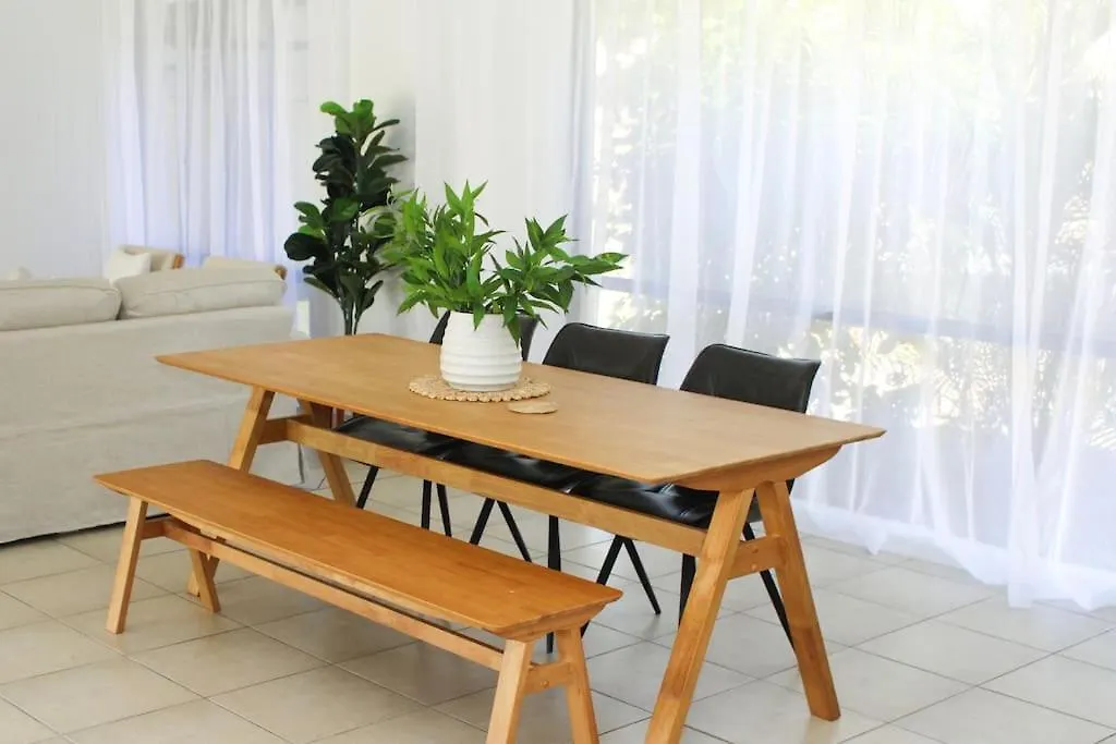 Palm Coastal Retreat - Family & Pet Friendly, 5-Mins To Beach! Kawana Waters Prázdninový dům