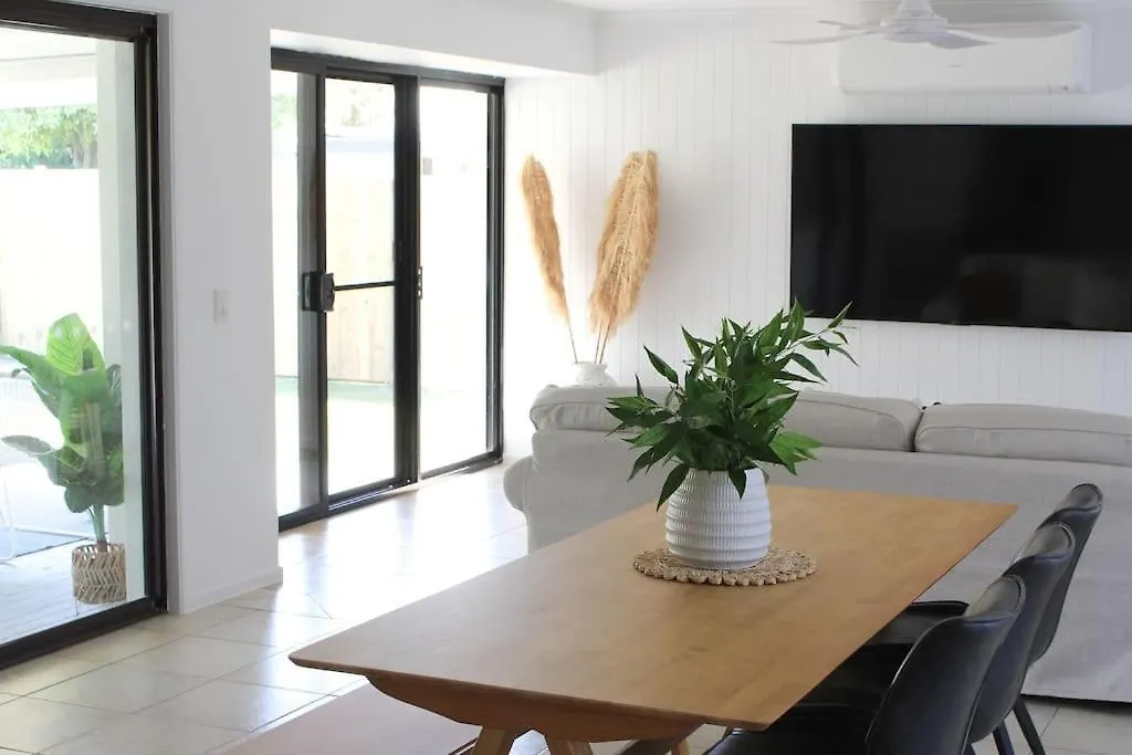 Prázdninový dům Palm Coastal Retreat - Family & Pet Friendly, 5-Mins To Beach! Kawana Waters Austrálie